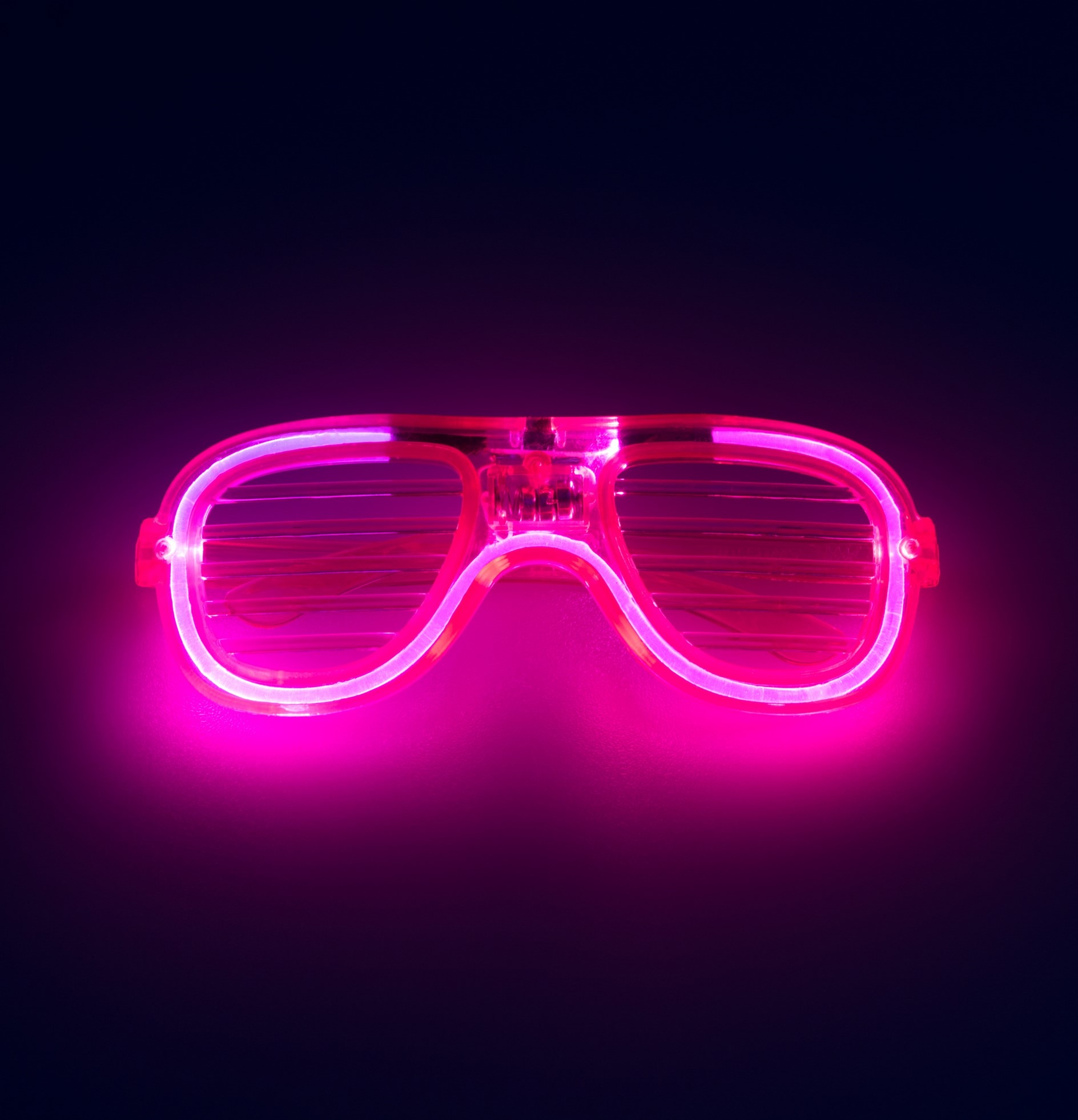 Ett par rosa glasögon på svart bakgrund